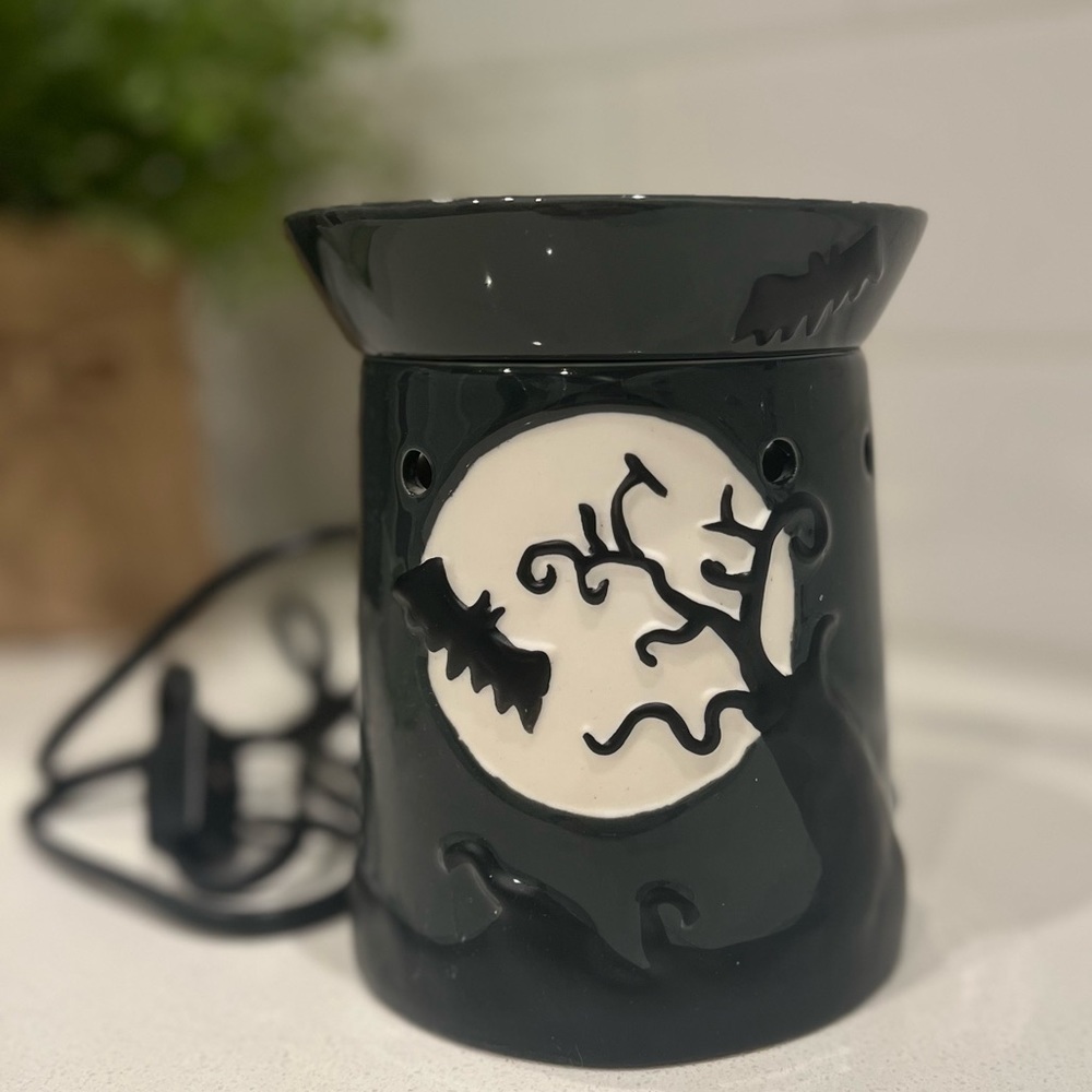 SCENTSY “Fright Night” Full Size Warmer